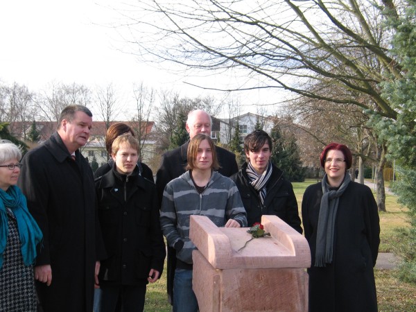 Der Kenzinger Vor-Ort-Stein steht bei der Einsegnungshalle des städtischen Friedhofes